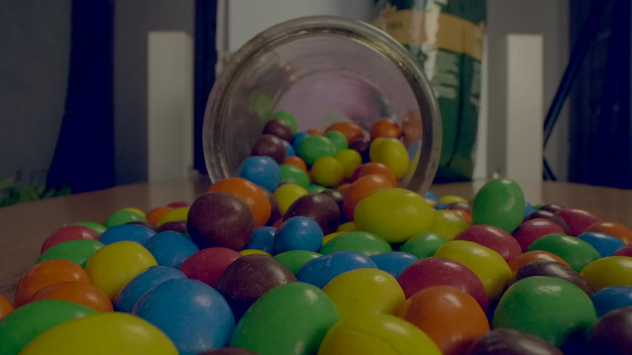 viaje de primer plano macro sobre una pila de caramelos de colores usando una nueva lente macro