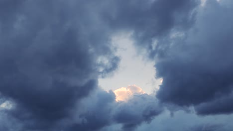 雲彩的天空 陽光照射過來