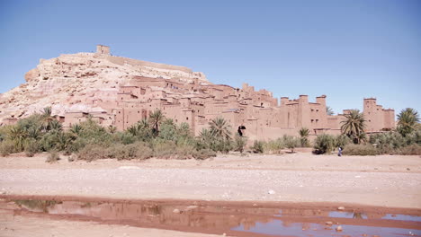 Kasbah-Ait-Ben-Haddou-En-Las-Montañas-Del-Atlas-En-Un-Día-Soleado,-Cámara-Lenta,-Marruecos-Norte-De-áfrica