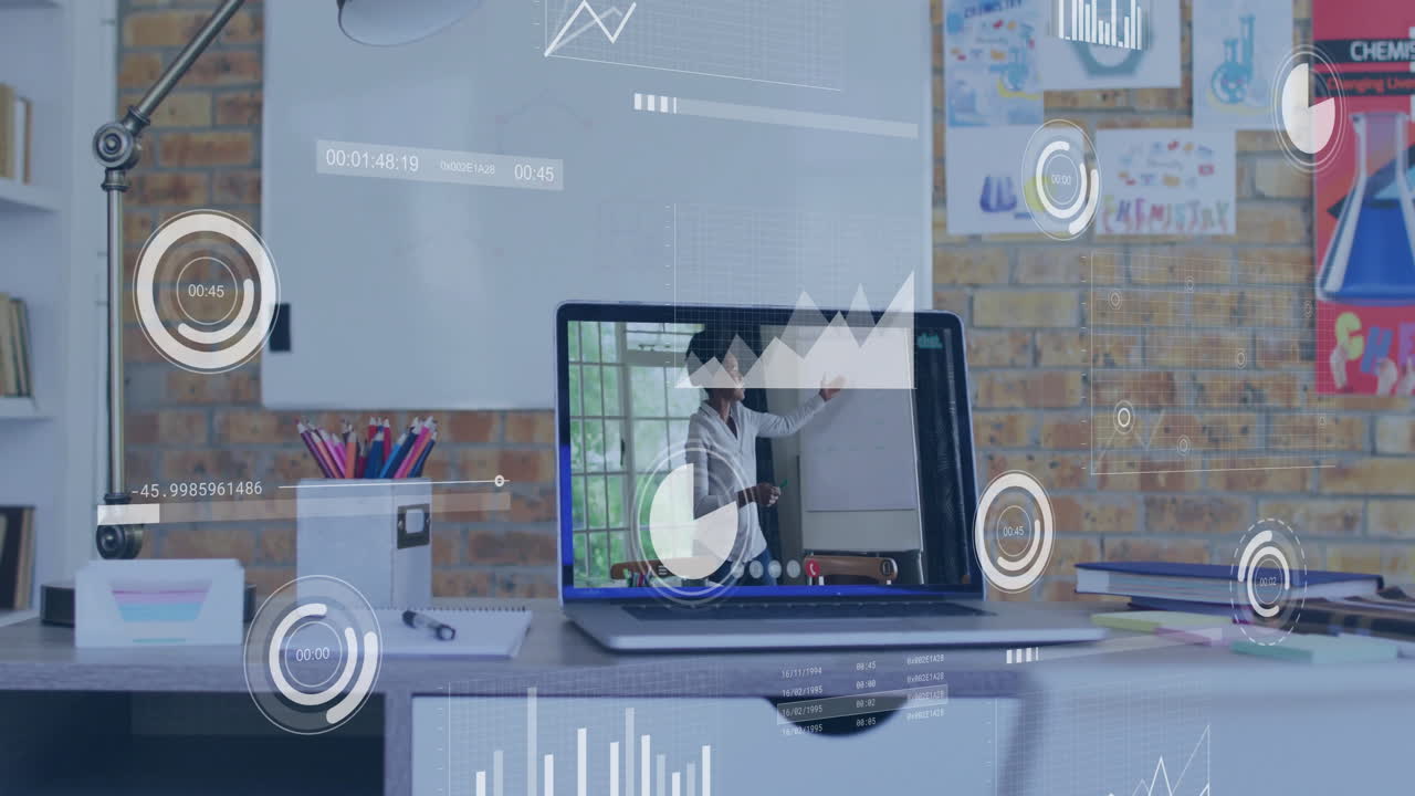 Animação de processamento de dados sobre professora em tela de notebook
