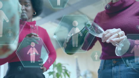 animación de iconos y procesamiento de datos sobre diversas personas de negocios en la oficina
