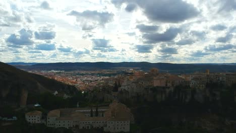 Despegue-De-Drones-Que-Muestra-Nubes-Oscuras-De-Tormenta-Sobre-Una-Hermosa-Zona-Montañosa-Al-Atardecer