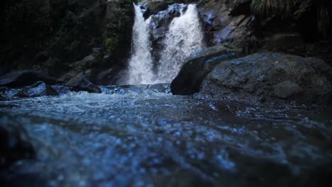 Cascada-En-Cámara-Lenta-De-Cerca.-Martinica-Didier