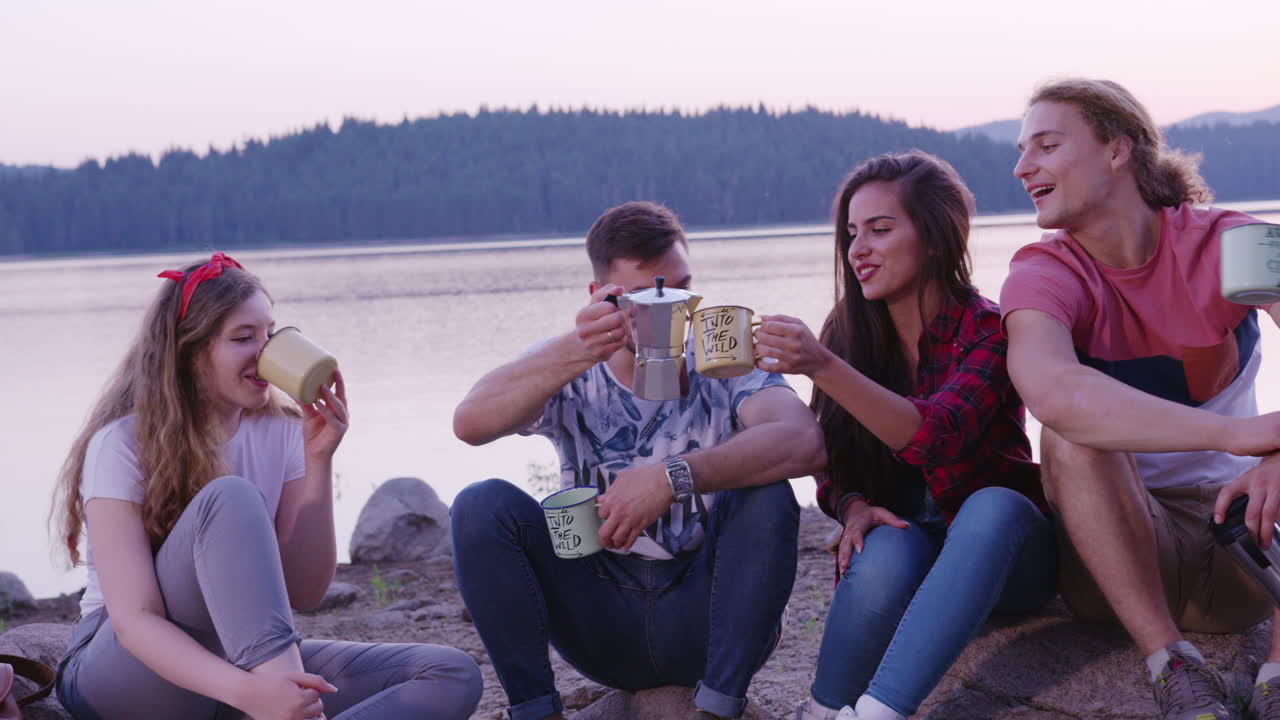 amigos disfrutando de café junto al lago en