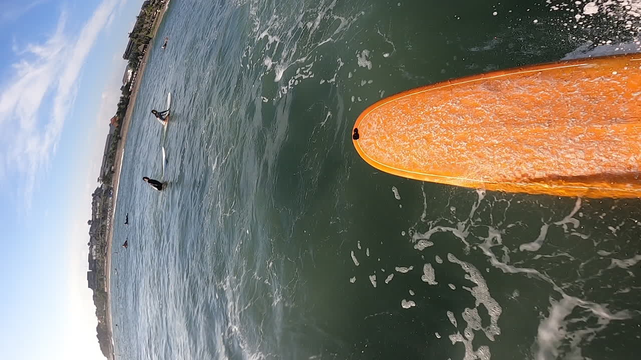 el punto de vista del surfista montando su tabla de surf en las cataratas del océano y arrastrado por las olas