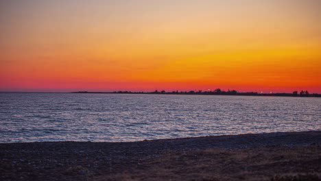 Puesta-De-Sol-Naranja-Al-Nivel-Del-Agua-Sobre-El-Mar-Mediterráneo-Cerca-De-La-Ciudad-De-Paphos-En-Chipre