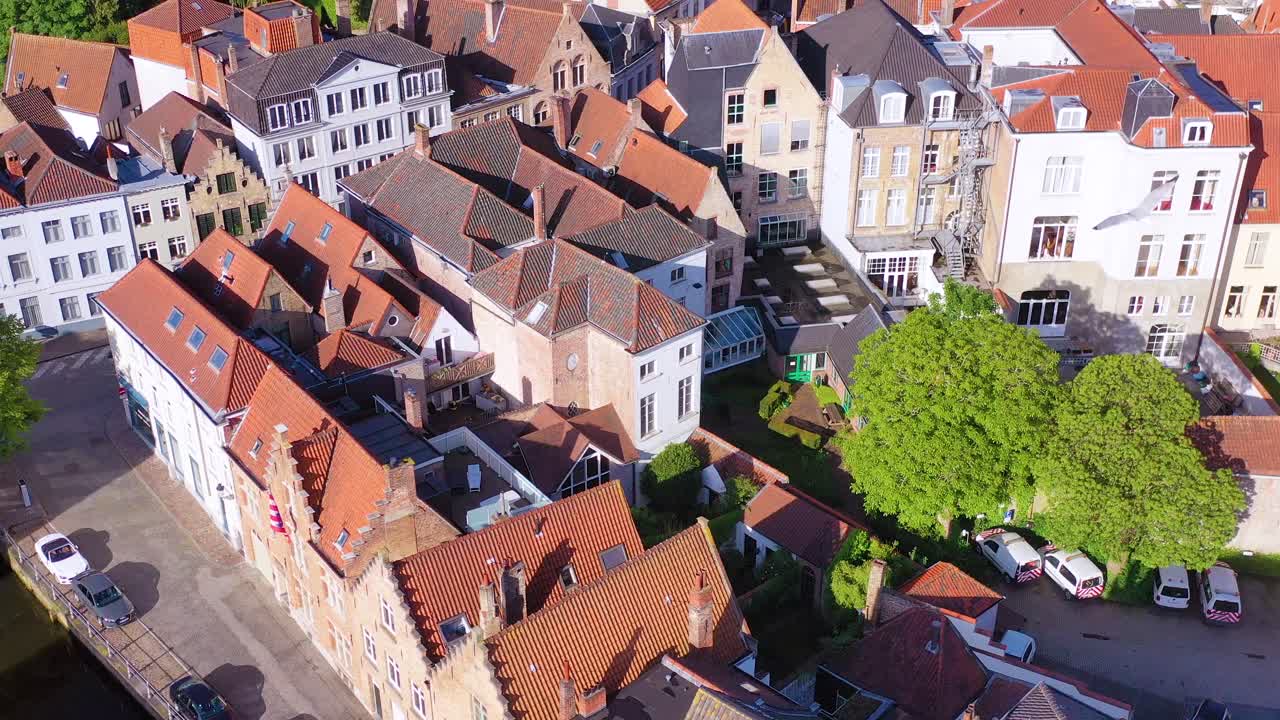 브뤼헤 벨기에의 스카이라인을 드러내는 멋진 공중 기울기에는 belfort van brugge 및 기타 시내 랜드마크가 포함됩니다.