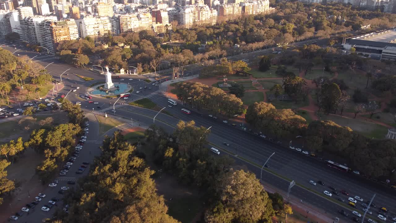 aéreo sobre el parque urbano más grande de buenos aires, argentina