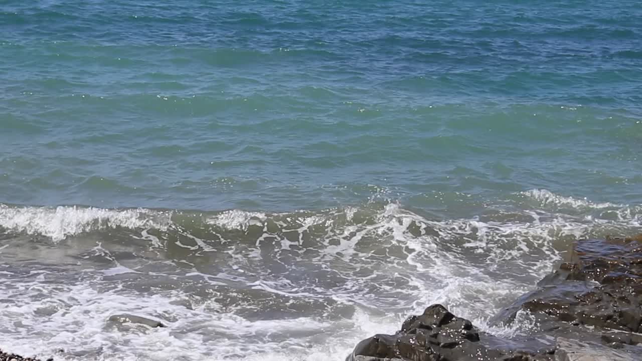 las olas del océano chocando contra la orilla rocosa