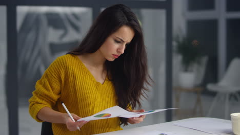 primer plano de una mujer de negocios enojada tirando documentos en el lugar de trabajo.