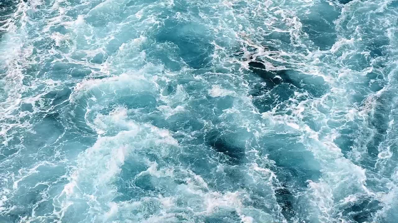 Acqua blu spumeggiante del Mar Egeo vista da un traghetto. Rallentatore. Grecia