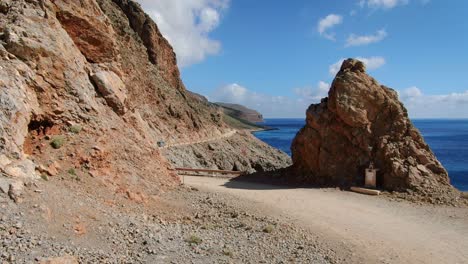 沿著克里特島海岸線向巴洛斯海灘的沙漠沿岸公路