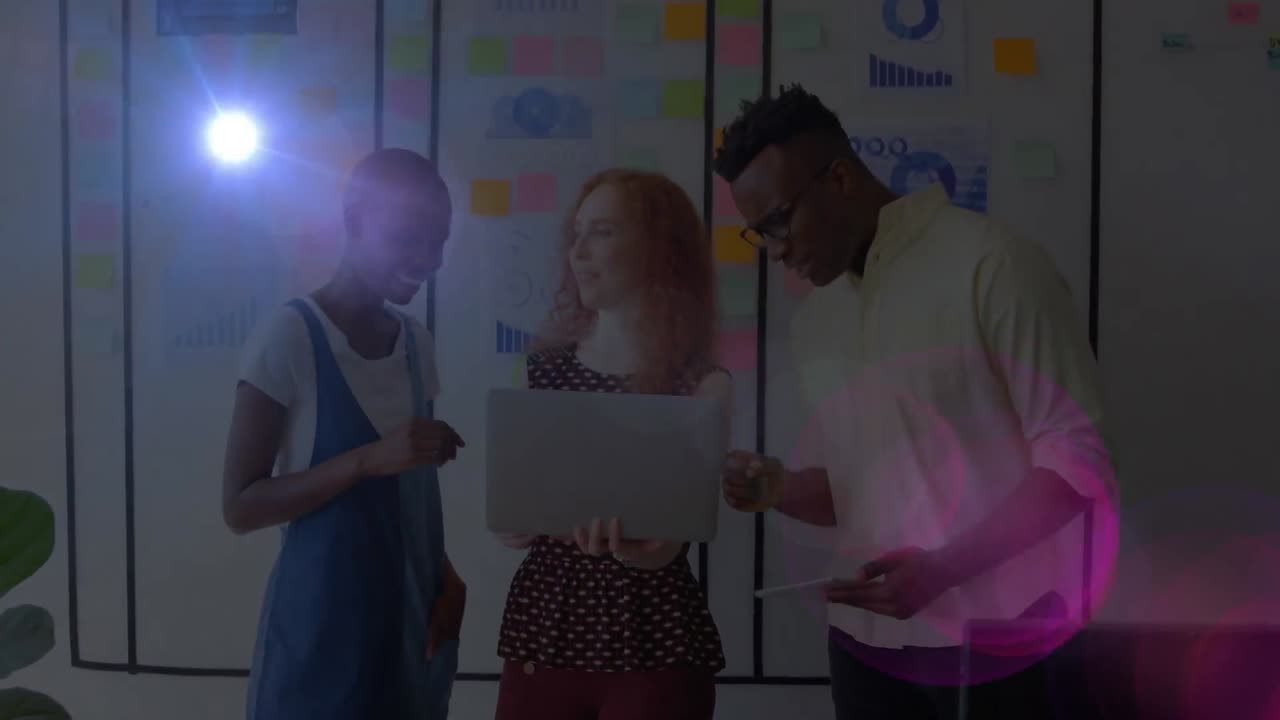 animación de luz brillante que se mueve sobre personas de negocios que trabajan en la oficina