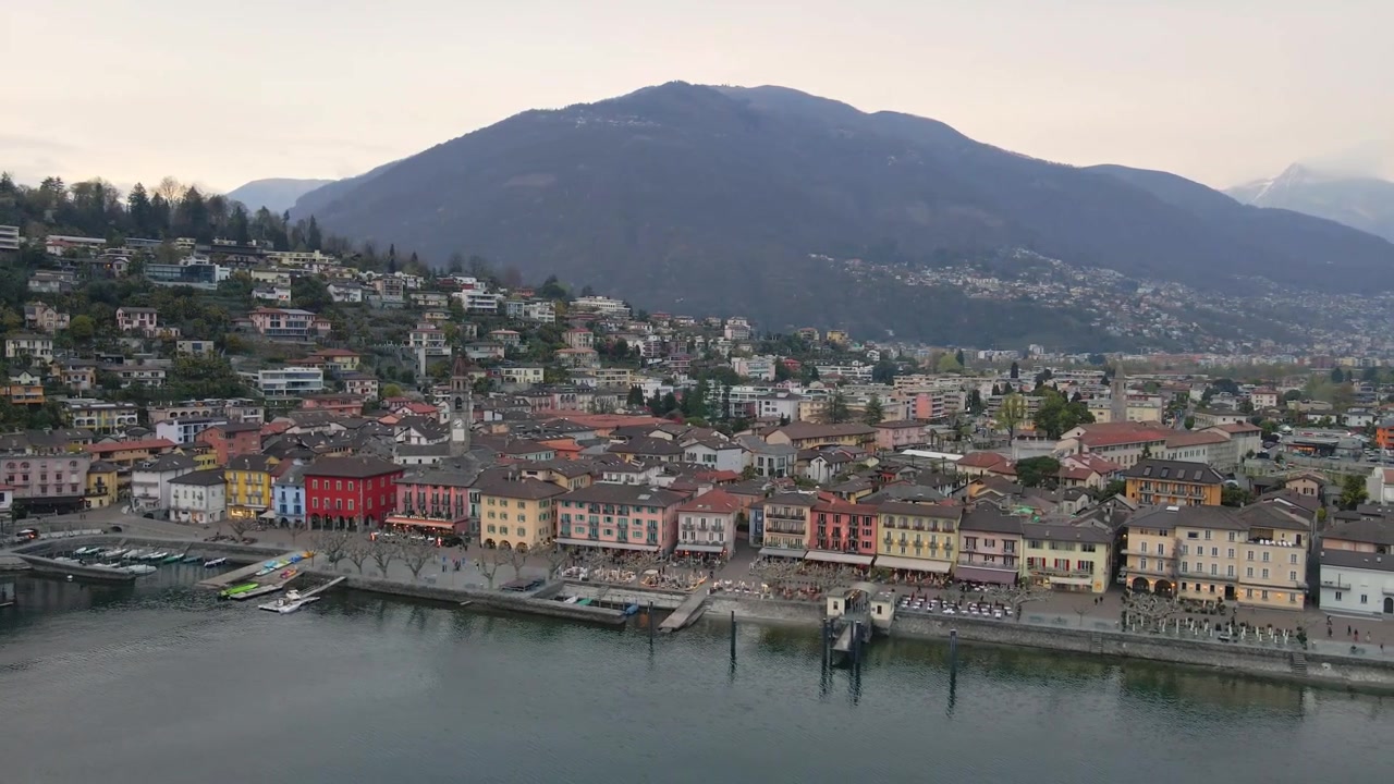 Vista aerea della colorata città di Ascona, Ticino, Svizzera