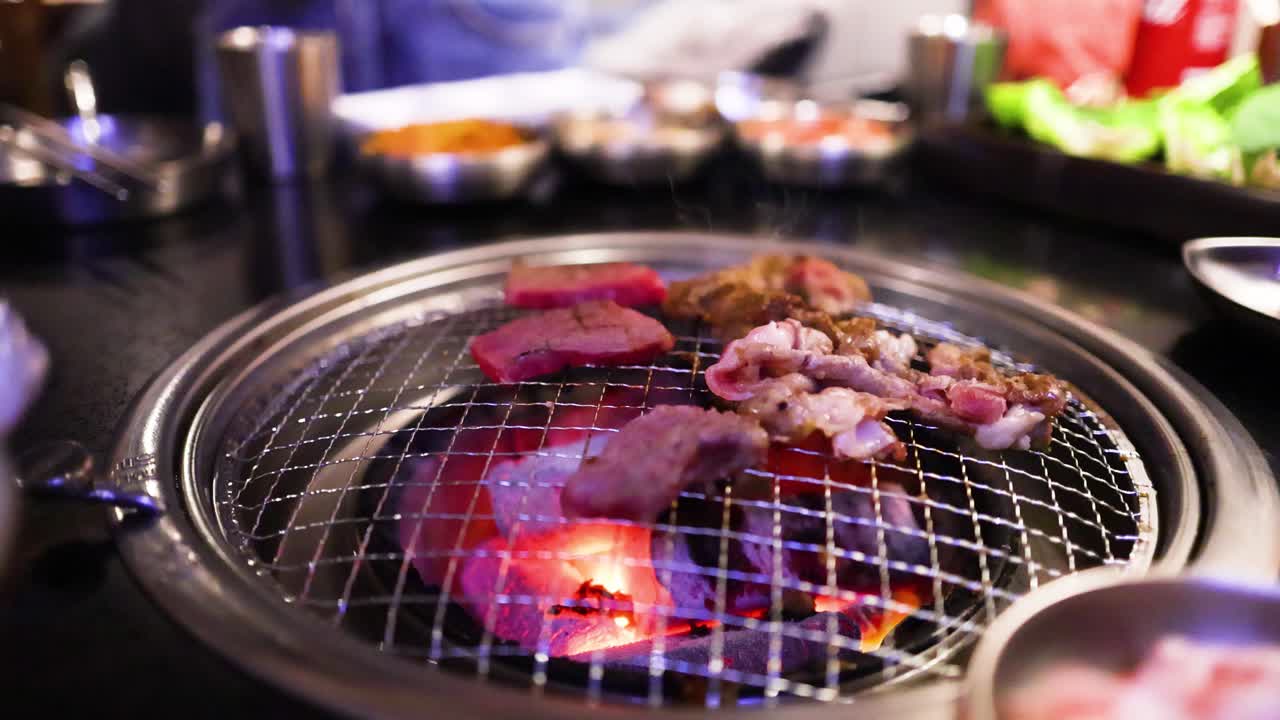 한국 bbq 그릴에서 고기를 는 것
