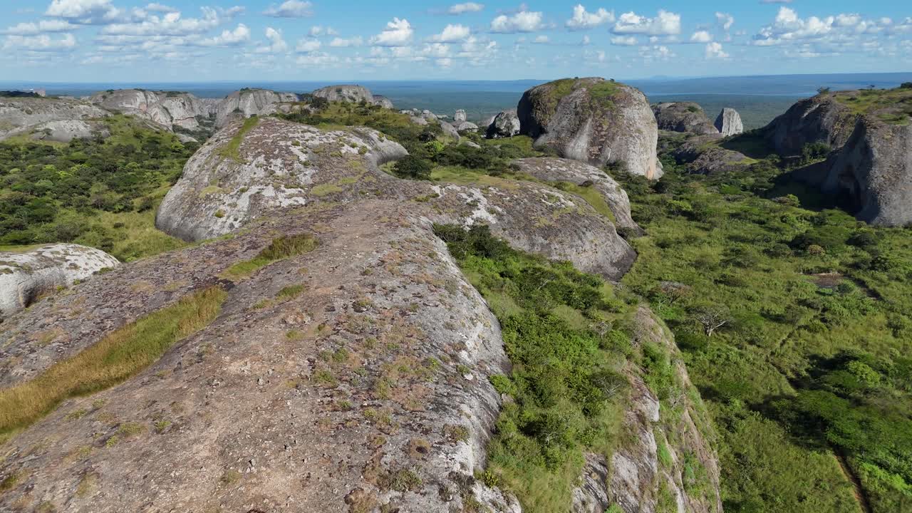 Vue aérienne cinématographique du vaste champ rocheux de Pedras Negras de Pungo Andongo dans la province de Malanje, en Angola, Afrique, pendant la saison verte.