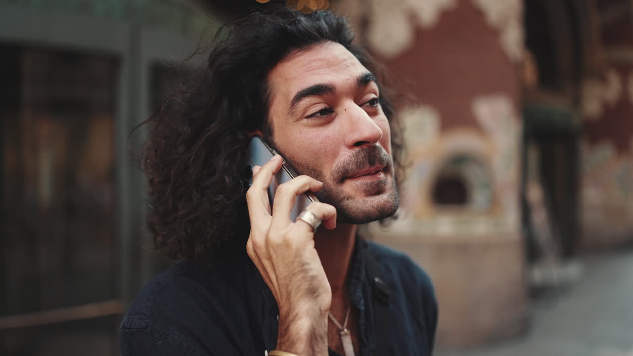 hombre hablando por telefono al aire libre