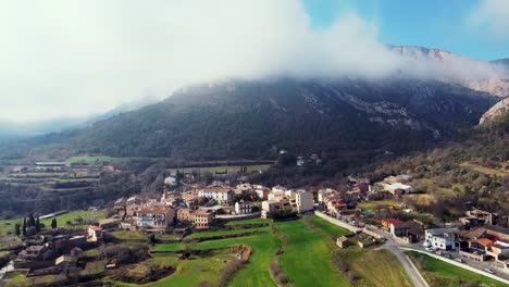 Hermosa-Vista-Aérea-Alejada-Del-Pueblo-De-Peramola,-En-Lleida,-Cataluña,-España