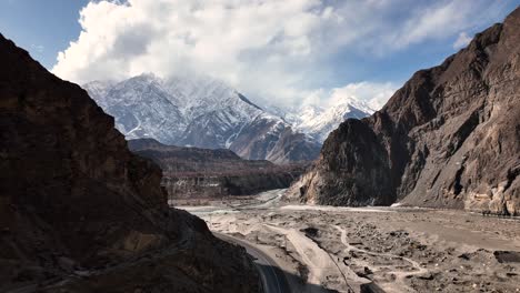 drone volando a través de la sombra del valle para revelar las montañas nevadas del valle de hunza