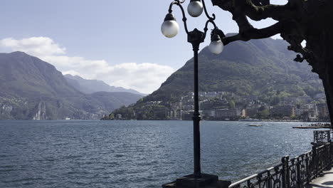 vista estática de lugano vista desde la barandilla del paseo marítimo con poste de luz