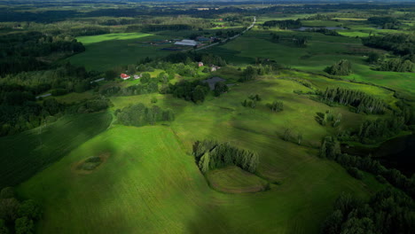 las sombras de las nubes se extienden con gracia por el exuberante paisaje verde de letonia