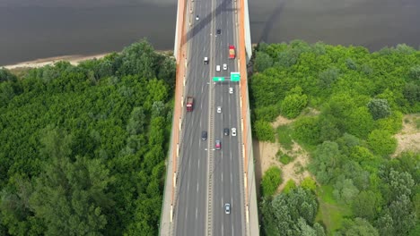 Conducción-De-Automóviles-En-El-Puente-De-La-Autopista-Y-La-Intersección-De-La-Carretera-En-La-Vista-Aérea-De-La-Ciudad-Moderna