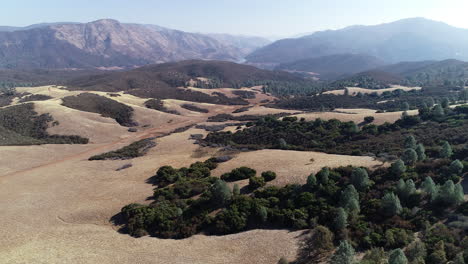 montañas rodeadas de tierra firme