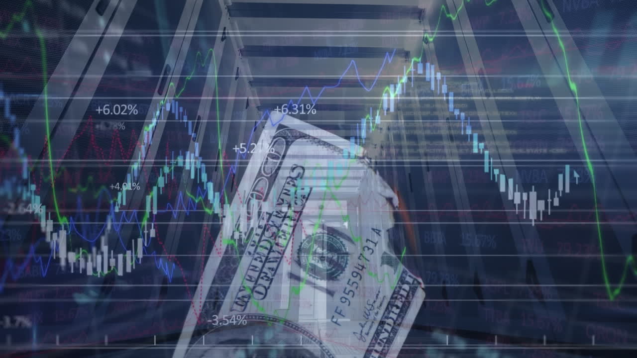 animación del procesamiento de datos y billetes de banco sobre la sala del servidor