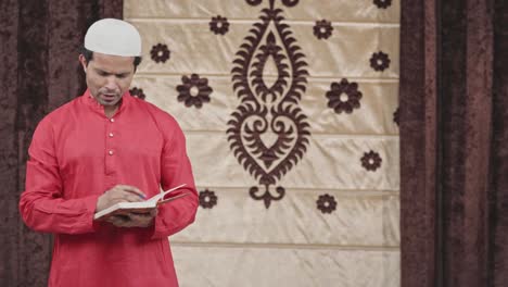 indian muslim poet reciting poem to the audience