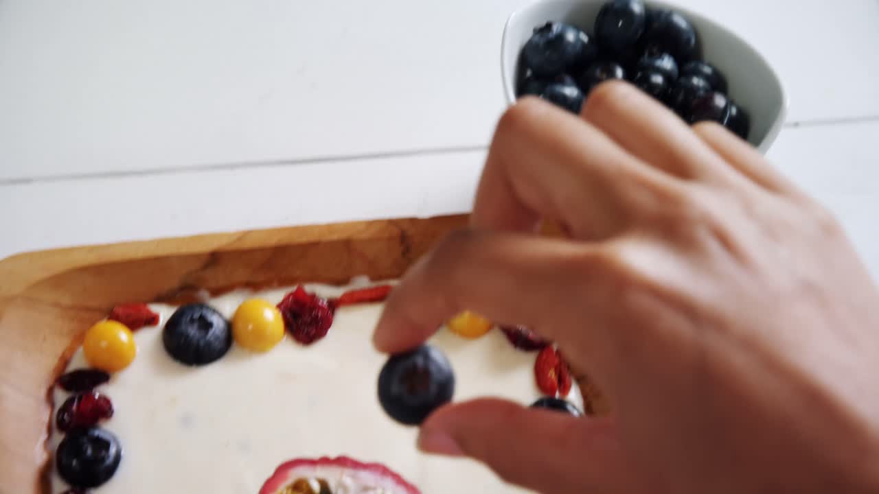 4k 접시 에 있는 요거트 과일