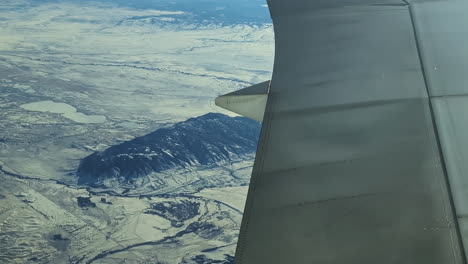 volando sobre altas montañas cubiertas de nieve paisaje ala de avión en el marco