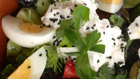 ensalada mediterránea fresca con feta y huevos