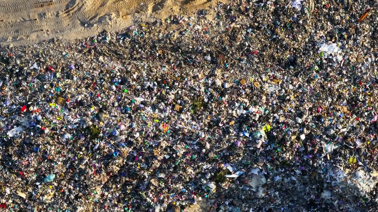 La discarica mostra grandi quantità di spazzatura e contaminazione da plastica. Le condizioni includono lo smaltimento insalubre dei rifiuti. Esistono rischi di focolai di malattie e virus trasmessi dai roditori