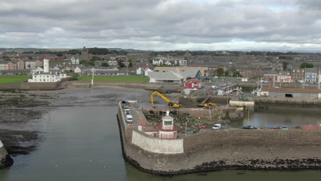 Una-Vista-Aérea-Del-Puerto-Y-La-Ciudad-De-Arbroath-En-Un-Día-Nublado