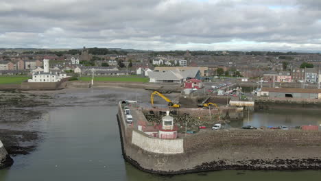 una vista aérea del puerto y la ciudad de arbroath en un día nublado