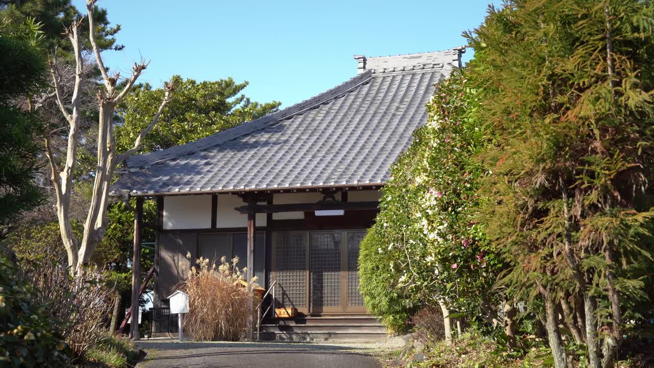 Frontalt udsyn af Zaigenji-templet i Chiryu By (Aichi, Japan).