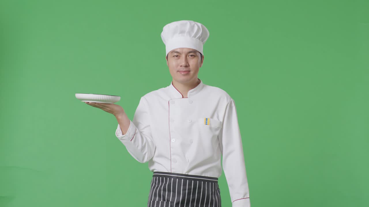 초록색 스크린 앞에 접시를 들고 있는 셰프