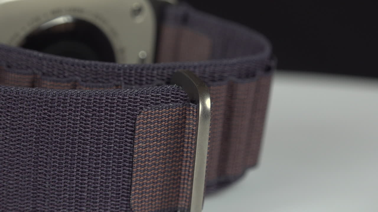 회전하는 테이블 위 에 있는 애플 워치 울트라 2 의 가까운 모습