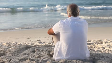 Elderly-man-looking-at-the-ocean