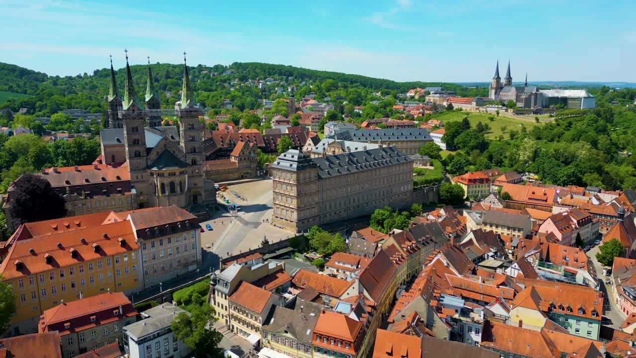 Video aereo con drone 4K della storica Cattedrale di Bamberga e del Palazzo Neue Residenz nella zona della Città Vecchia di Bamberga, Germania (Alta velocità)