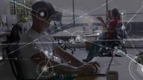 animación de la red de conexiones sobre empresario biracial usando auriculares vr en la oficina.
