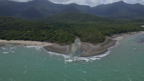 vista aérea de la playa de arena y la selva tropical en cape tribulation en queensland, australia - disparo de drones