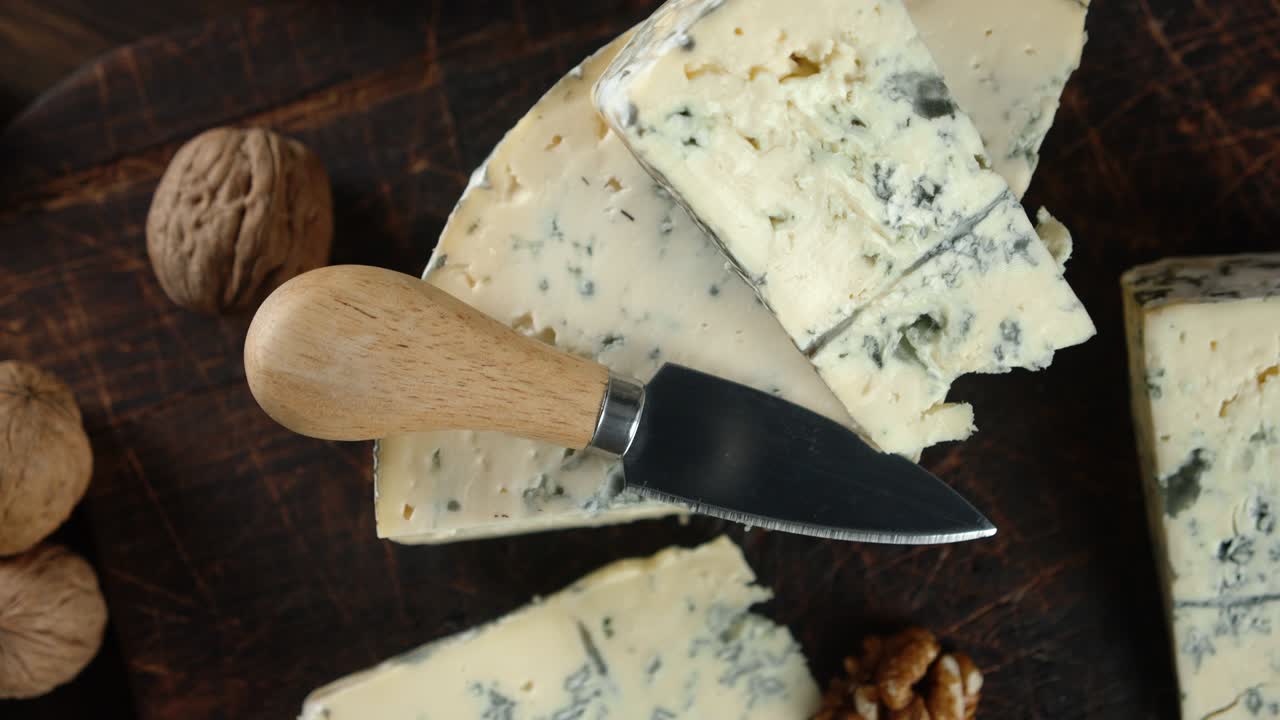 브리 치즈는 절단판에서 천천히 회전합니다.