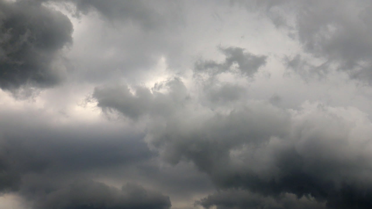 nubes en el cielo, tormenta acercándose, antes de la lluvia, nubes grises pesadas y negras moviéndose alto en el cielo, día nublado, mal tiempo, calentamiento global