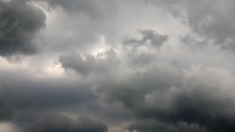 Nubes-En-El-Cielo,-Tormenta-Acercándose,-Antes-De-La-Lluvia,-Nubes-Grises-Pesadas-Y-Negras-Moviéndose-Alto-En-El-Cielo,-Día-Nublado,-Mal-Tiempo,-Calentamiento-Global