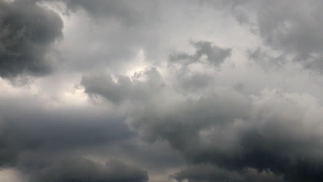 nubes en el cielo, tormenta acercándose, antes de la lluvia, nubes grises pesadas y negras moviéndose alto en el cielo, día nublado, mal tiempo, calentamiento global