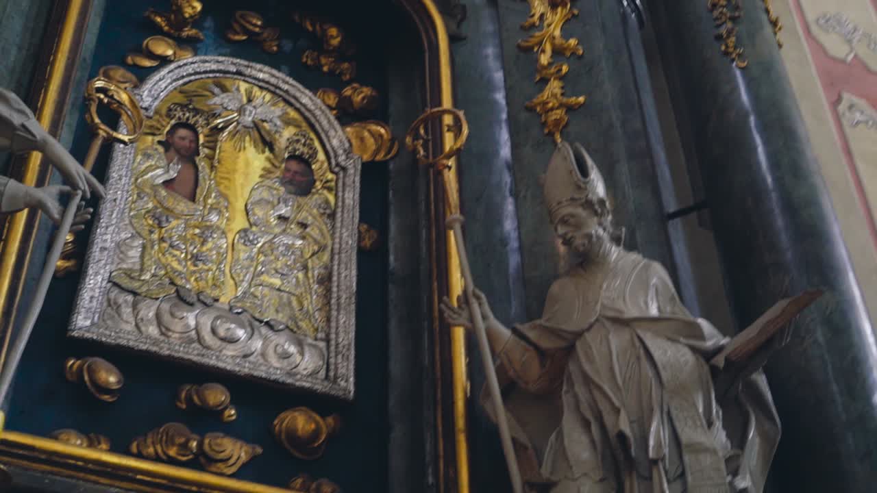 Interiér Arcikatedrální baziliky Nanebevzetí Panny Marie (Latinská katedrála)