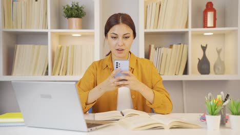 estudiante chateando por teléfono.