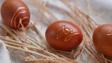 Huevos-De-Pascua-Decorados-Con-Hojas-Frescas-Naturales-Y-Hervidos-En-Cáscaras-De-Cebolla,-Vista-Superior