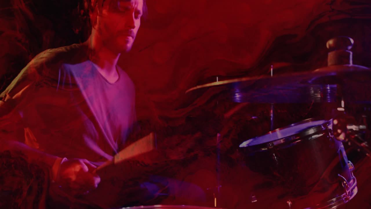 드럼을 연주하는 백인 남자의 중간 부분에 반이는 빨간 불빛의 애니메이션
